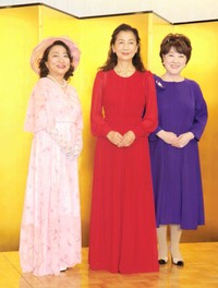 「三婆」出演の（左から）山村紅葉、高橋惠子、川中美幸
