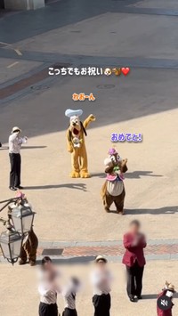 チップ、デール、プルートも広場に集まり、キャストたちと一緒に祝福。笑顔と拍手が広がっていく／ゆっきーさん（@yuki.m.h）提供