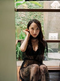 【KADOKAWA】長友彩海の写真集「予定外の瞳」（KADOKAWA）より