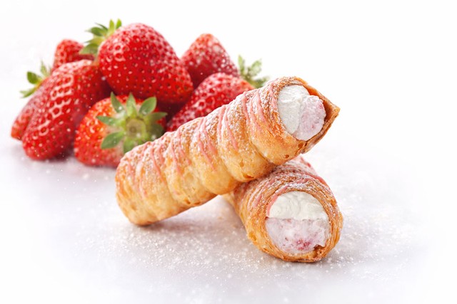 高島屋大阪店 地下1階西ゾーンにある「赤福 五十鈴茶屋」の店舗限定・期間限定商品「いちごコルネ和三盆クリーム」。2026年5月6日（水・休）まで販売。1本400円、店内イートインではドリンクとのセット販売のみ（提供：赤福）