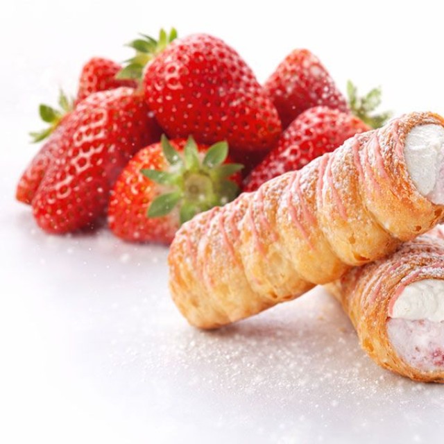 高島屋大阪店 地下1階西ゾーンにある「赤福 五十鈴茶屋」の店舗限定・期間限定商品「いちごコルネ和三盆クリーム」。2026年5月6日（水・休）まで販売。1本400円、店内イートインではドリンクとのセット販売のみ（提供：赤福）