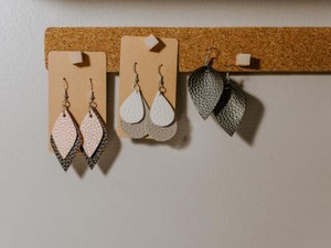 成長していく友人らとの小旅行。転職初日はもらったピアスと一緒に