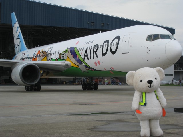 特別塗装機「ベア・ドゥ北海道JET」とベア・ドゥ（AIRDO提供）