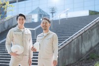 職人技を誇る若手と熟練の作業員たち※画像はイメージです（kapinon/stock.adobe.com）