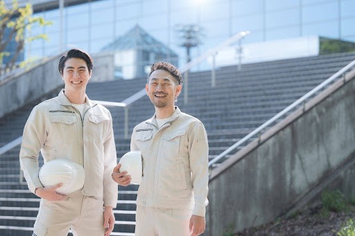 職人技を誇る若手と熟練の作業員たち※画像はイメージです（kapinon/stock.adobe.com）