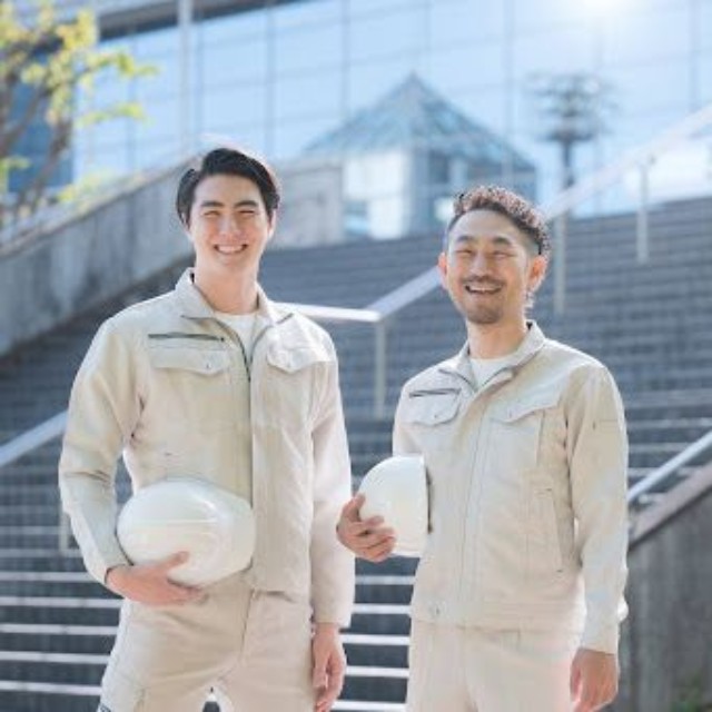 職人技を誇る若手と熟練の作業員たち※画像はイメージです（kapinon/stock.adobe.com）