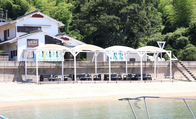 砂浜には簡易休憩所を設けた