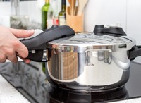 圧力調整装置につまりがあると、圧力鍋のふたが飛ぶ可能性も…※画像はイメージです（Daniel Krasoń/stock.adobe.com）