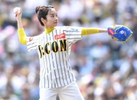 始球式を務めた藤間爽子＝2023年