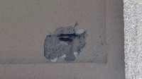 中学校でコンクリート片が落下　提供：岡山市