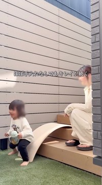 樹脂製のウッドデッキと人工芝でお手入れしやすく／ひなぎさん（@hinagi_home）提供