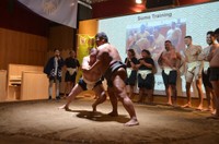 大柄の男性が押してもびくともしない力士（右）