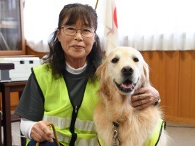小学生の通学見守り　人懐っこいセラピードッグ「ラブ」に感謝状