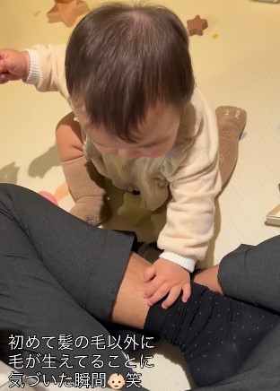 パパの足になにか発見…！（提供：＠__ynsn.0402さん）
