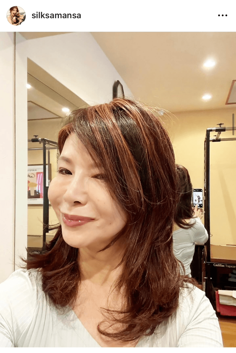 「憧れの部分ウィッグ着けてみました！」（シルク サマンサ (@silksamansa)さんのインスタグラムより）