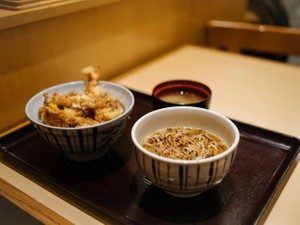 エビもタレも大好きだった。祖母が出前で取ってくれた蕎麦屋の天丼