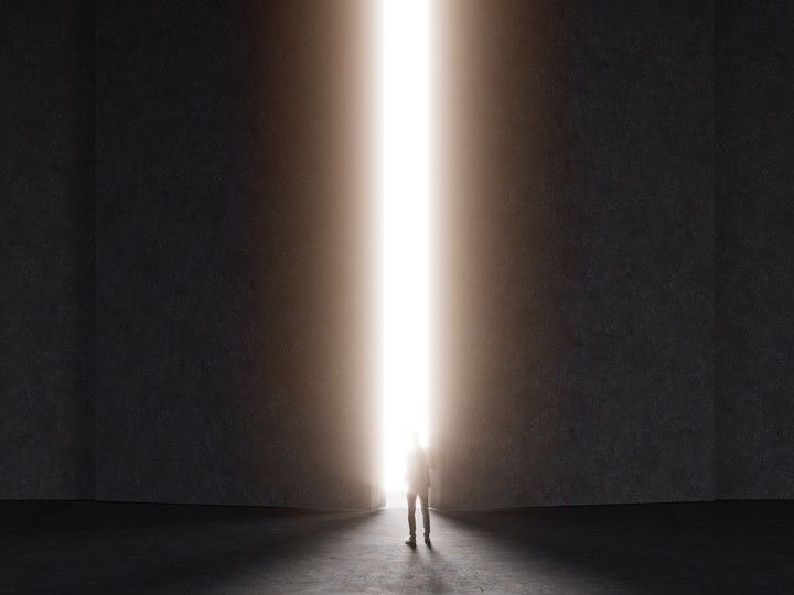 呪縛を断ち、扉の向こうへ。　Man walking to the gate of enlightenment.［original photo：hd3dsh – stock.adobe.com］
