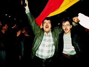 ベルリンの壁崩壊35年　統一の歓喜が失望に変わった理由　「東側」の人々が抱えた苦悩