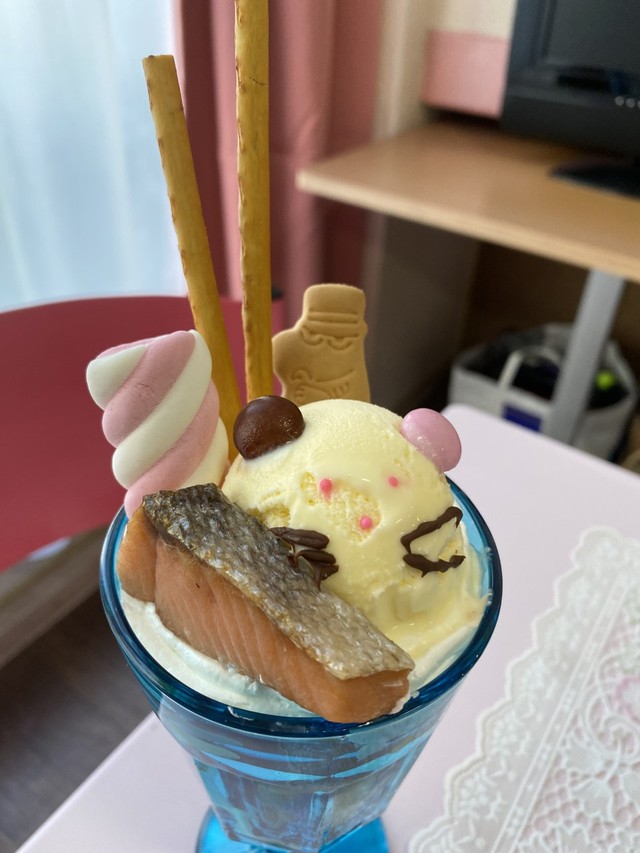 かわいいアイスより焼き鮭が存在感を放つ「鮭パフェ」