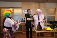 紙テープのマジックを披露する乱万さん