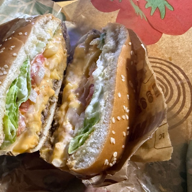 バーガーキング「ハーフカット」を知ってますか？（すずきさん提供）