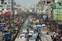 ダッカ市内の幹線道路は常に渋滞し、行き交う人々や露店でごった返していた=2024年5月9日、荒ちひろ撮影