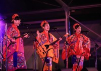 免許証を見てユニット（ティンクティンク）のメンバーと大笑いしたそう。真ん中がなつきさん／波名城なつきさん（@ntk385hn）提供