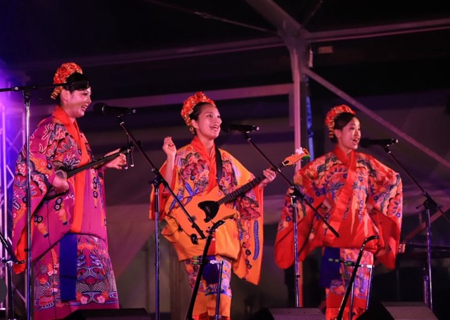 免許証を見てユニット（ティンクティンク）のメンバーと大笑いしたそう。真ん中がなつきさん／波名城なつきさん（@ntk385hn）提供