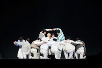 　「ＫＩＬＬＩＮＧ　ＰＡＲＴ」でキュートにハートパフォーマンスをするＩＮＩ©ＬＡＰＯＮＥ　Ｅｎｔｅｒｔａｉｎｍｅｎｔ