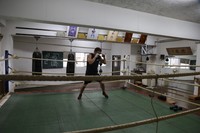 神戸拳闘会のリングの感触を確かめる鈴木敏和さん