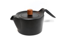 【グッドデザイン賞2021受賞作品】「(受注生産品)南部鉄器 鉄瓶 スワローポット 0.6L」(22000円)(菊地海人さんTwitterより)