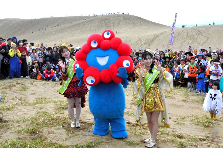 著作権クラス	あり
著作権者	朝日新聞社
撮影（提供）者	富田　祥広
鳥取砂丘に登場したミャクミャク=2025年10月、鳥取市、富田祥広撮影