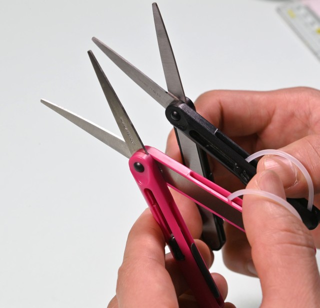 手軽に右利き（右側）と左利きを切り替えられる携帯のハサミ