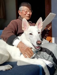 大好きなじぃじと日向ぼっこするテラゾーくん（画像提供：テラゾーさん）