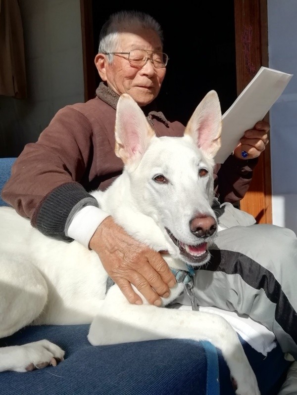 大好きなじぃじと日向ぼっこするテラゾーくん（画像提供：テラゾーさん）