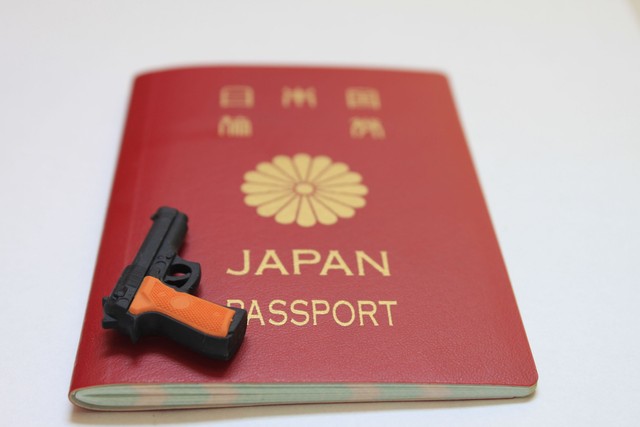 うっかり「運び屋」にならないために(shashamaru/stock.adobe.com)