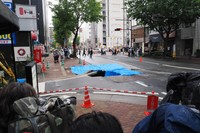 福岡市中央区今泉の道路陥没現場。１０日１４時撮影