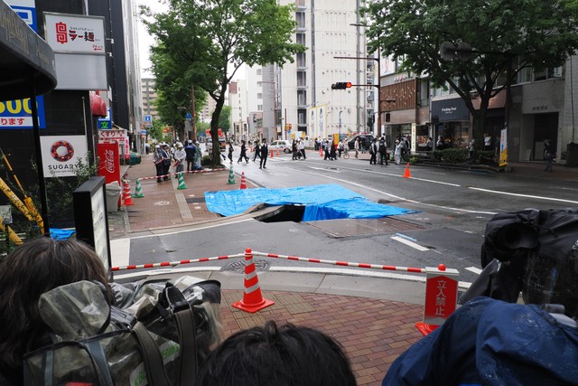 福岡市中央区今泉の道路陥没現場。１０日１４時撮影