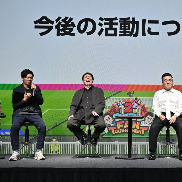リアルイベント「ウイコレ FAN TOURNAMENT」に登場した（左から）カカロニ・すがや、山崎弘也、有田哲平、カカロニ・栗谷