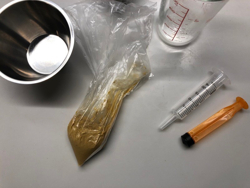 ビニール袋の中に粉砕したフードを入れお湯を少しづつ入れて柔らかくする