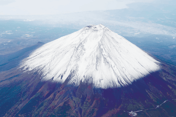 冠雪の富士山と快晴の空のイメージ、富士山曼荼羅の中の一点。 富士山の「頭」が白く 初冠雪 ｜ 朝日小学生新聞 | 朝日中高生新聞