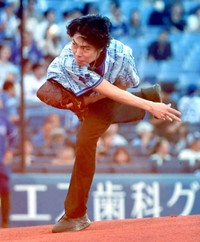 セレモニアルピッチを行う令和ロマンの高比良くるま＝横浜スタジアム