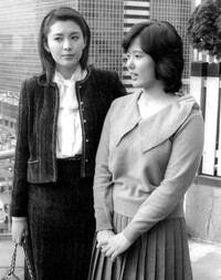 杉田かおる（右）と松坂慶子＝1981年