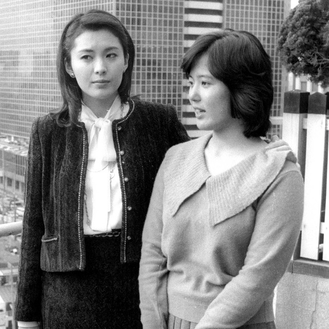 杉田かおる（右）と松坂慶子＝1981年