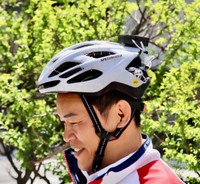 自転車ヘルメットにはソーラーパネルを装着