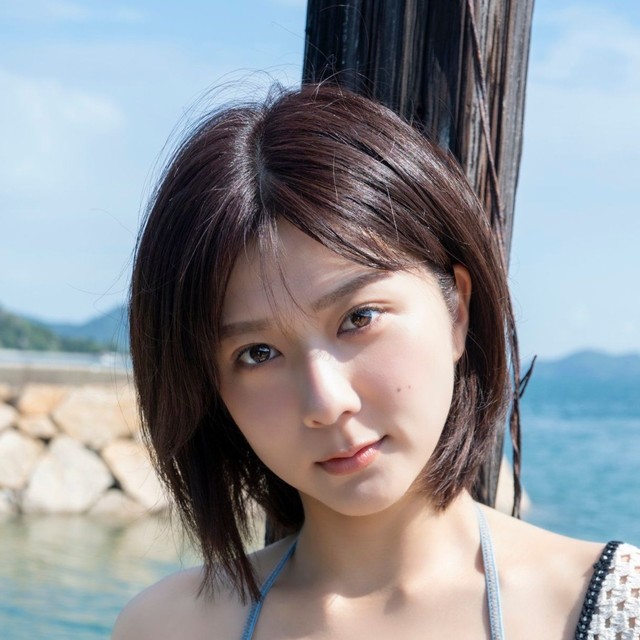 清水麻璃亜の1st写真集（KADOKAWA）より＝撮影・佐藤佑一