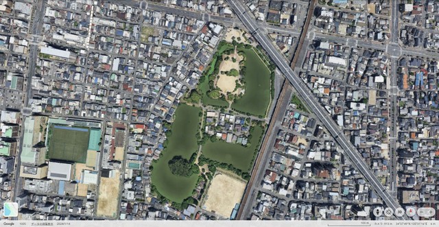 現在の蛇島は木々が生い茂っている　（C）Google