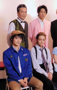 （前列左から）三浦孝太、三浦涼介（後列左から）三浦浩一、小笠原健=2017年