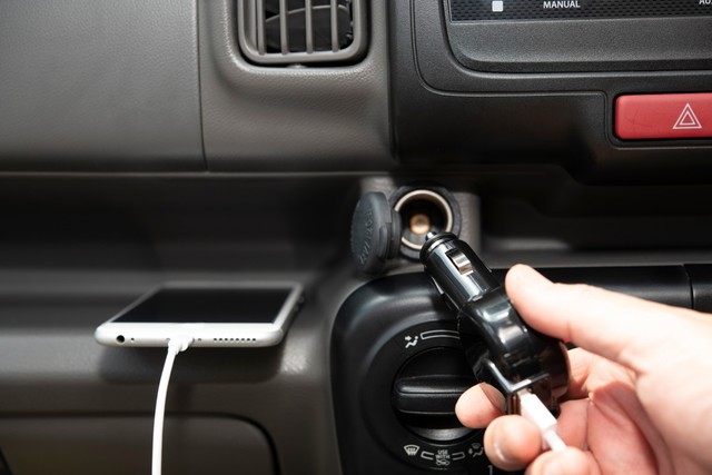 車でのスマホの充電方法、注意点やおすすめ製品を解説　※画像はイメージです（chihana/stock.adobe.com）