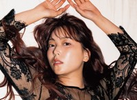 白間美瑠写真集『MERCI』表紙　撮影：ND CHOW